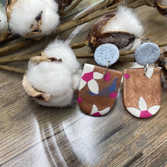 Floral Art Stud Earrings - Picture 3 of 4